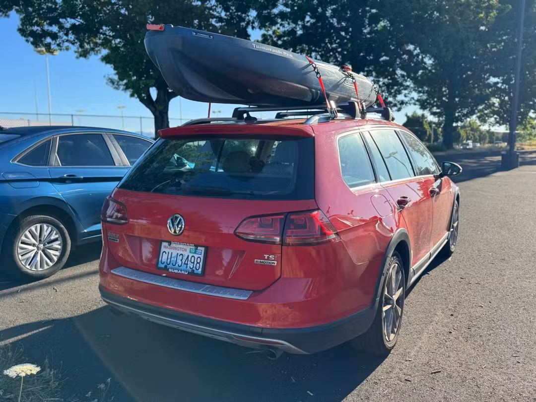 2017 Volkswagen Golf Alltrack - Image 2