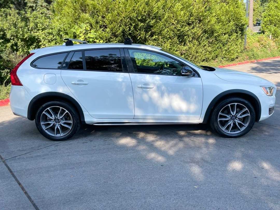 2015 Volvo V60 Cross Country T5 - Image 3