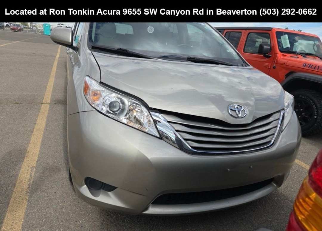 2016 Toyota Sienna LE - Image 3