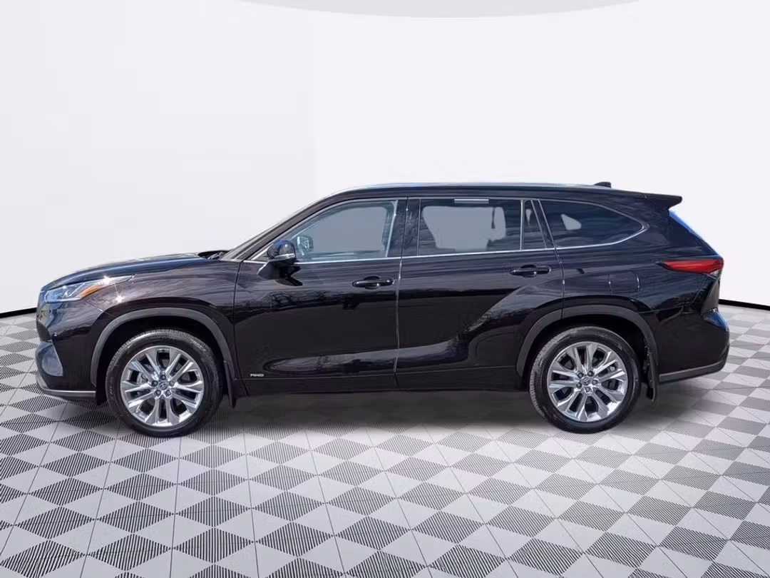 2022 Toyota Highlander Hybrid Limited - Image 3
