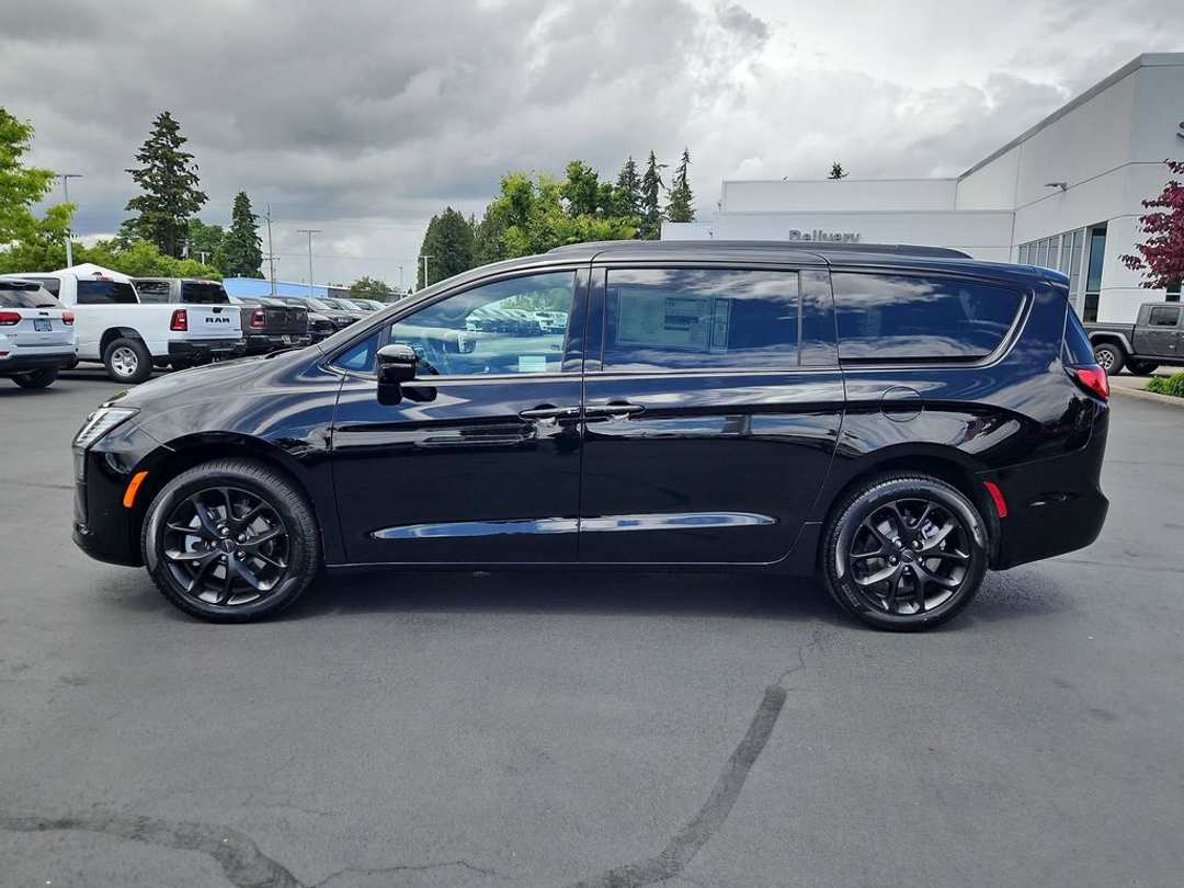 2027 Chrysler Pacifica Limited - Image 3