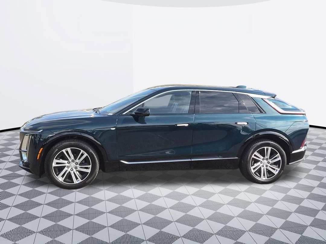 2024 Cadillac Lyriq Tech - Image 2