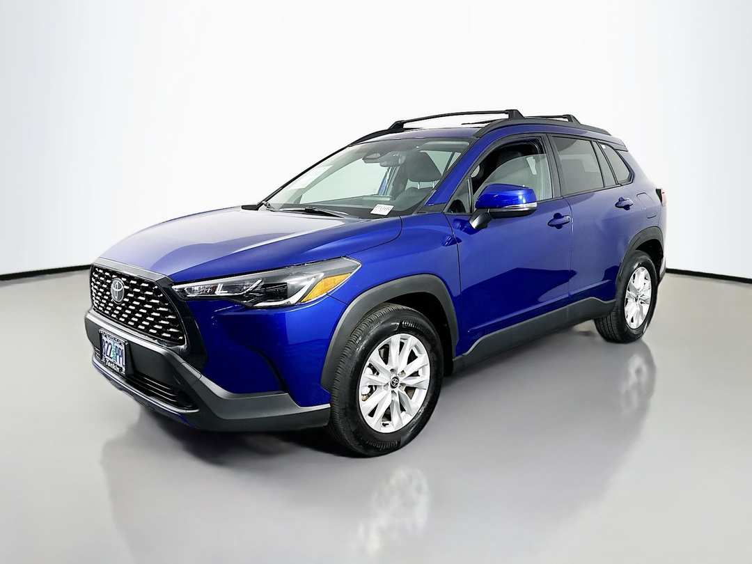2023 Toyota Corolla Cross LE - Image 3
