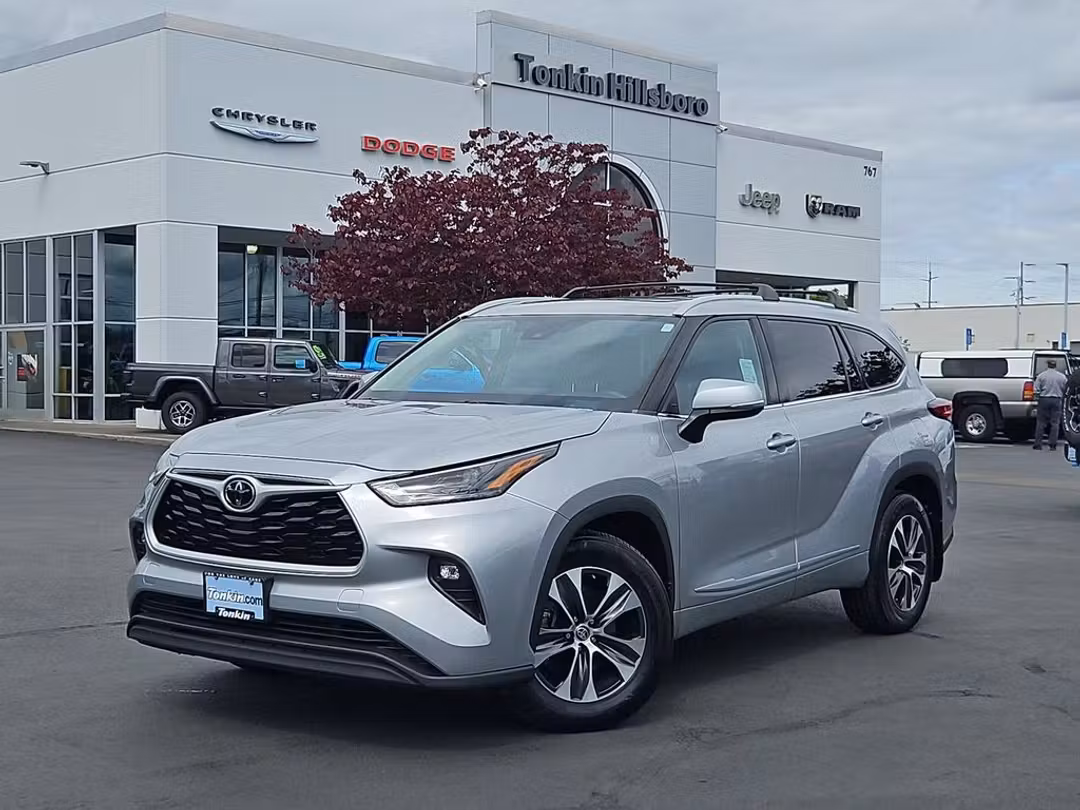 2022 Toyota Highlander XLE - Image 2