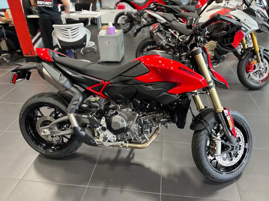 2026 Ducati Hypermotard V2 - Image 2