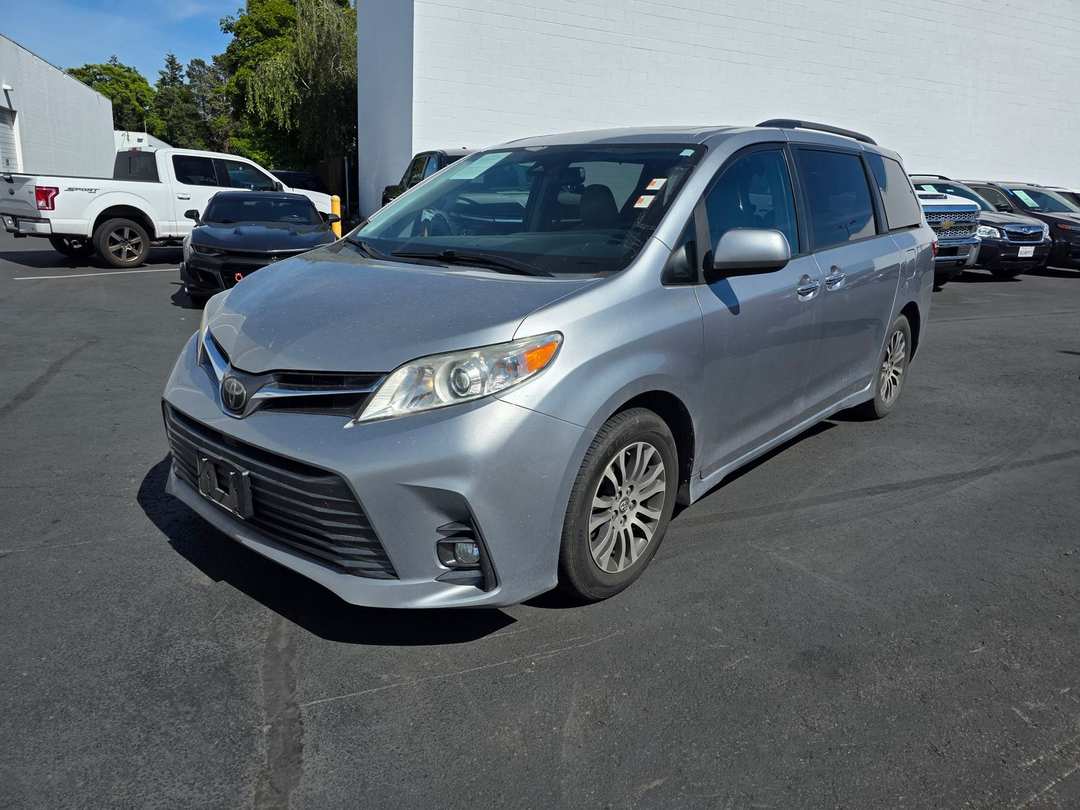 2018 Toyota Sienna XLE - Image 2