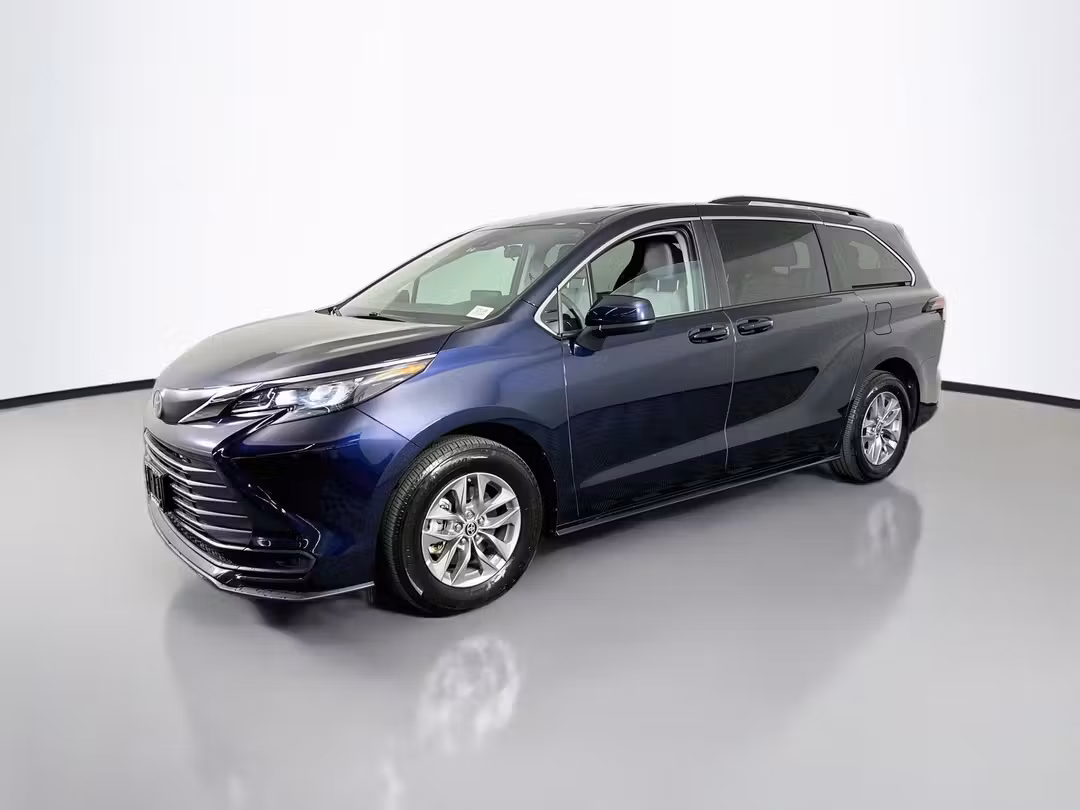 2024 Toyota Sienna LE - Image 3