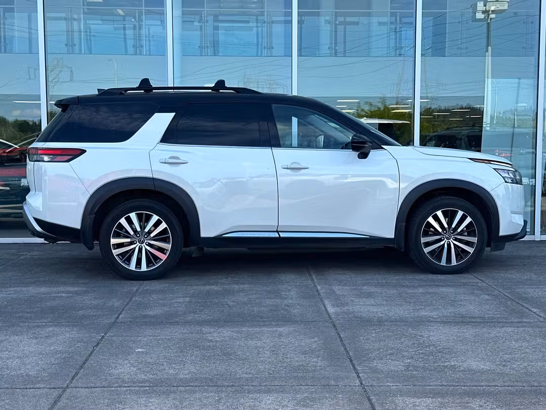2023 Nissan Pathfinder Platinum - Image 2