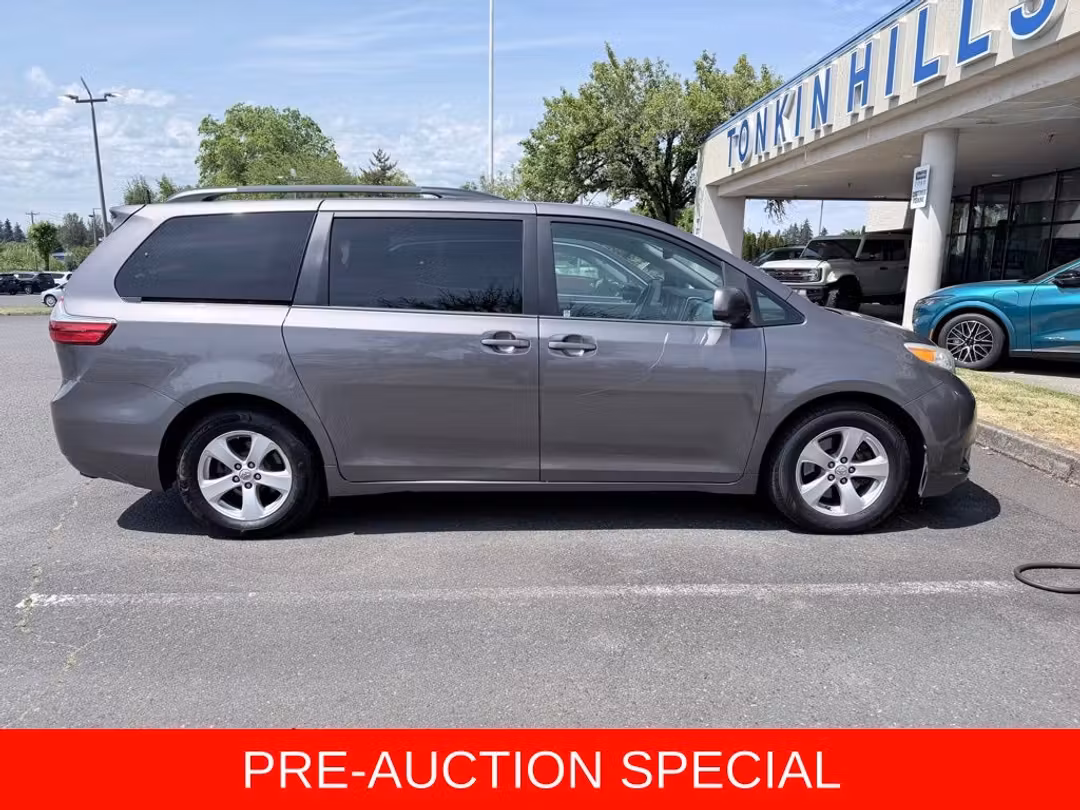 2015 Toyota Sienna LE - Image 3