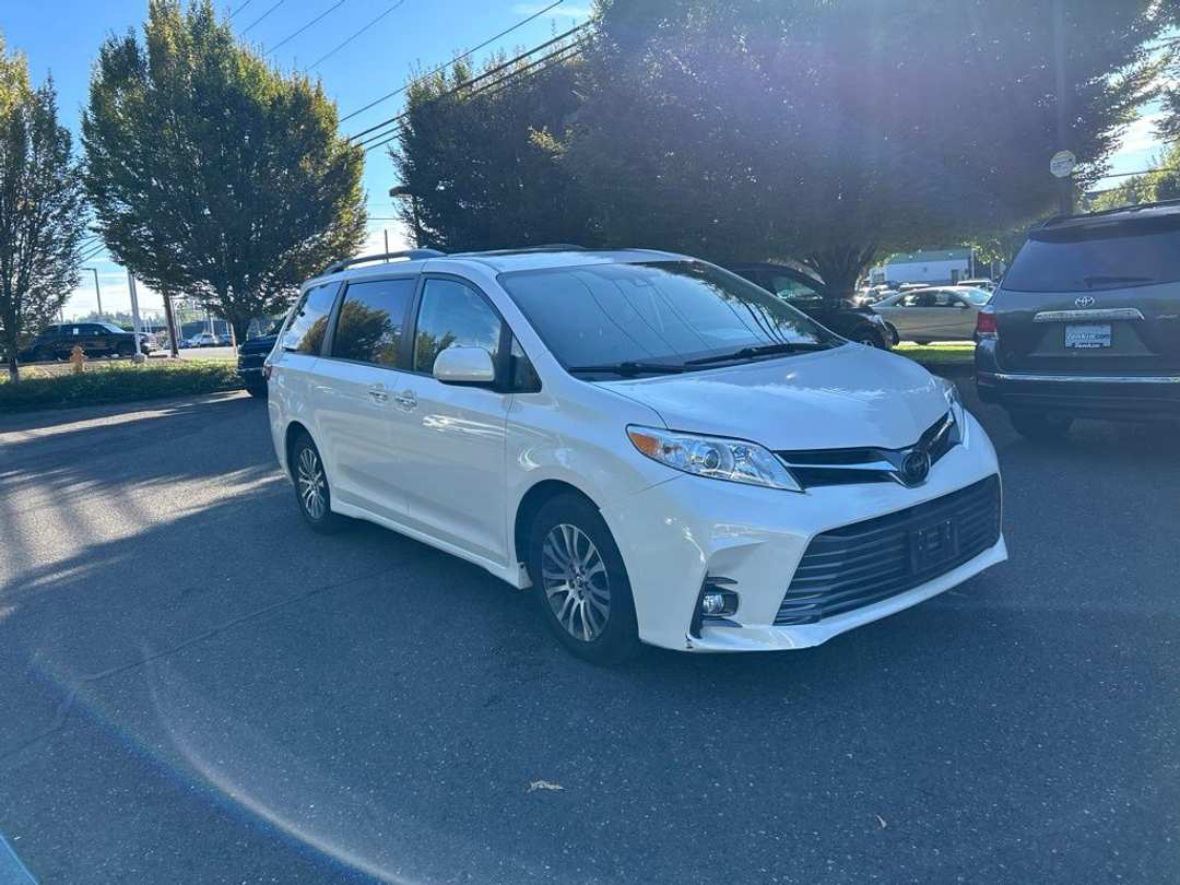 2019 Toyota Sienna XLE Premium - Image 2
