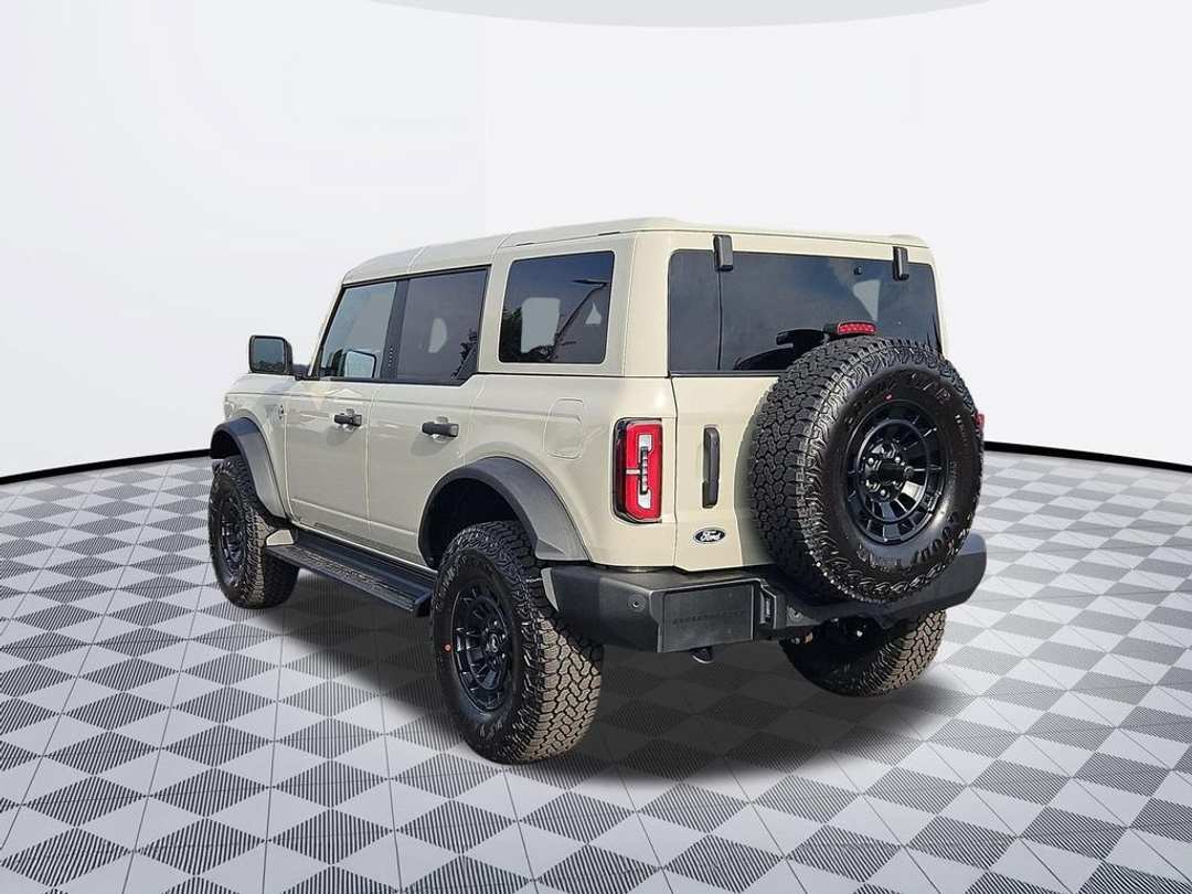 2026 Ford Bronco Outer Banks - Image 3
