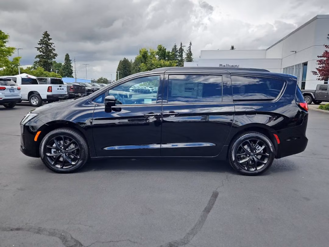 2027 Chrysler Pacifica Limited - Image 3