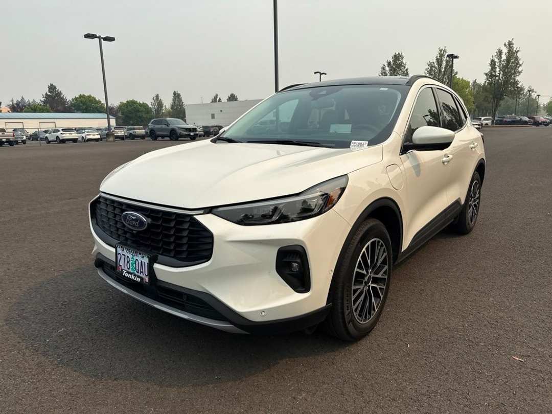 2023 Ford Escape Plug-In Hybrid Premium - Image 3