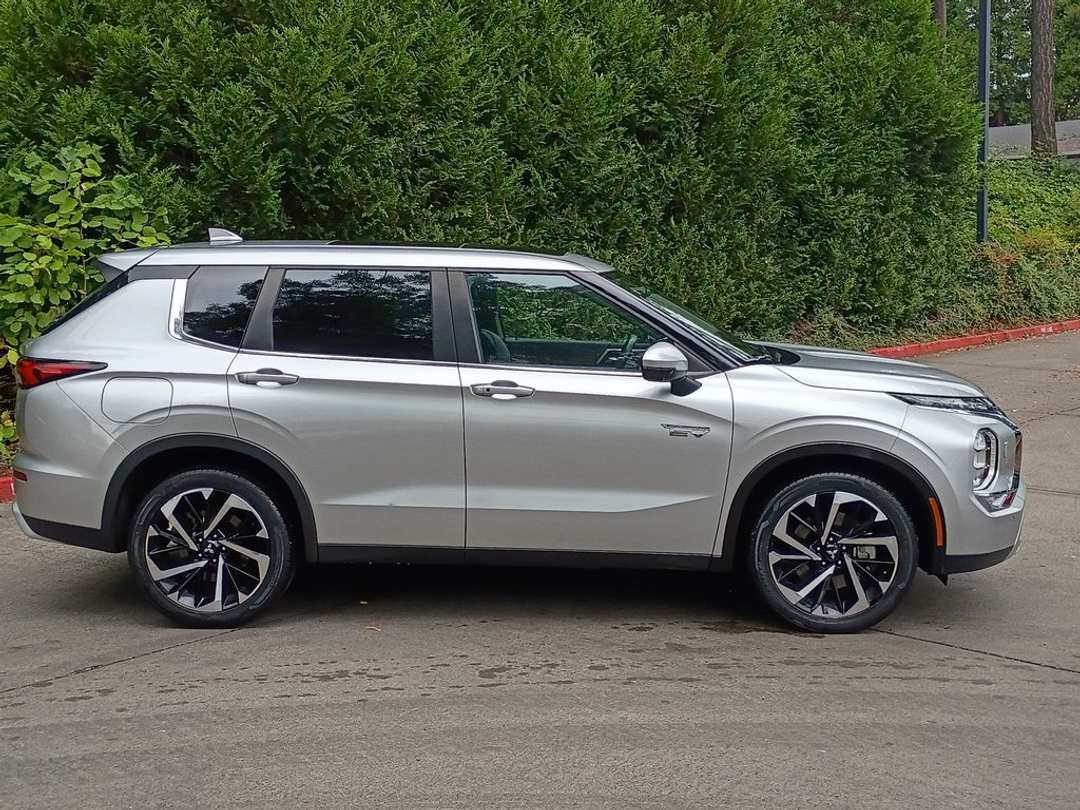 2023 Mitsubishi Outlander Phev SE - Image 3