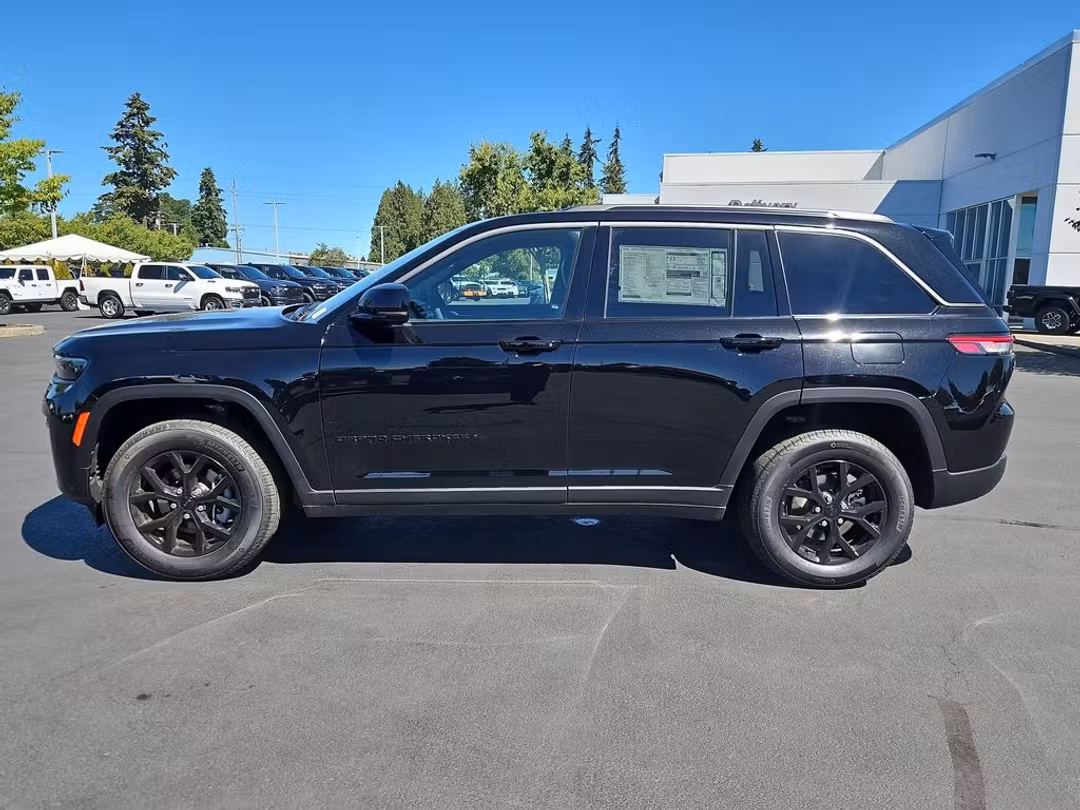 2026 Jeep Grand Cherokee Altitude - Image 3