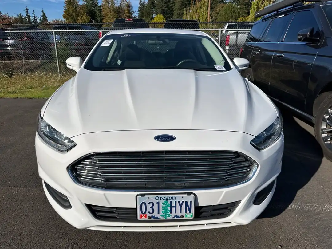 2016 Ford Fusion SE - Image 2