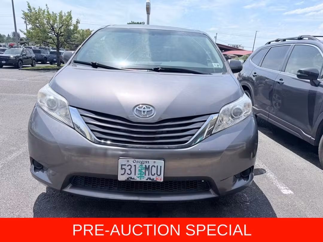 2015 Toyota Sienna LE - Image 2