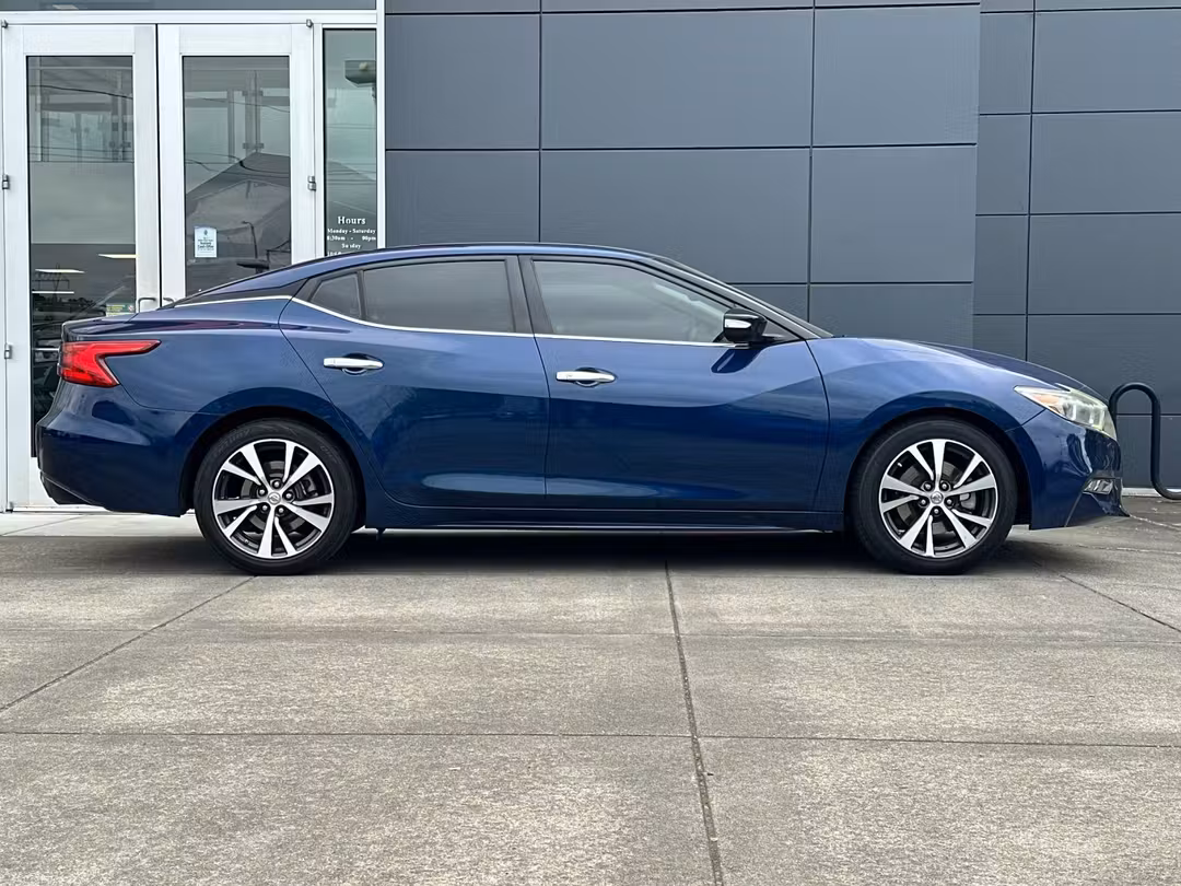2017 Nissan Maxima 3.5 SV - Image 2