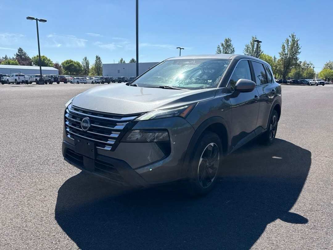 2024 Nissan Rogue SV - Image 3