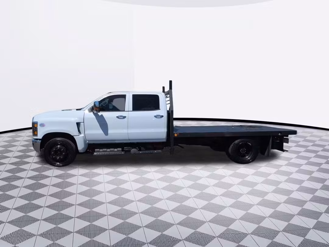 2022 Chevrolet Silverado 4500Hd - Image 2
