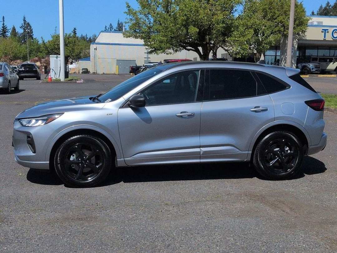 2023 Ford Escape STLine - Image 2
