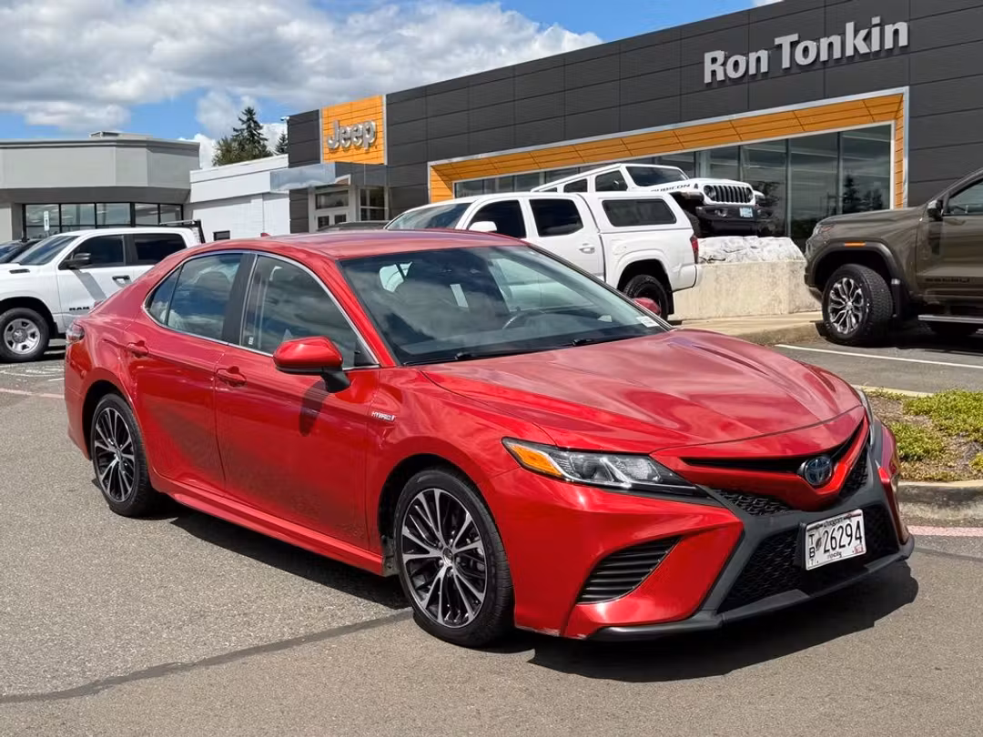 2020 Toyota Camry Hybrid SE - Image 2