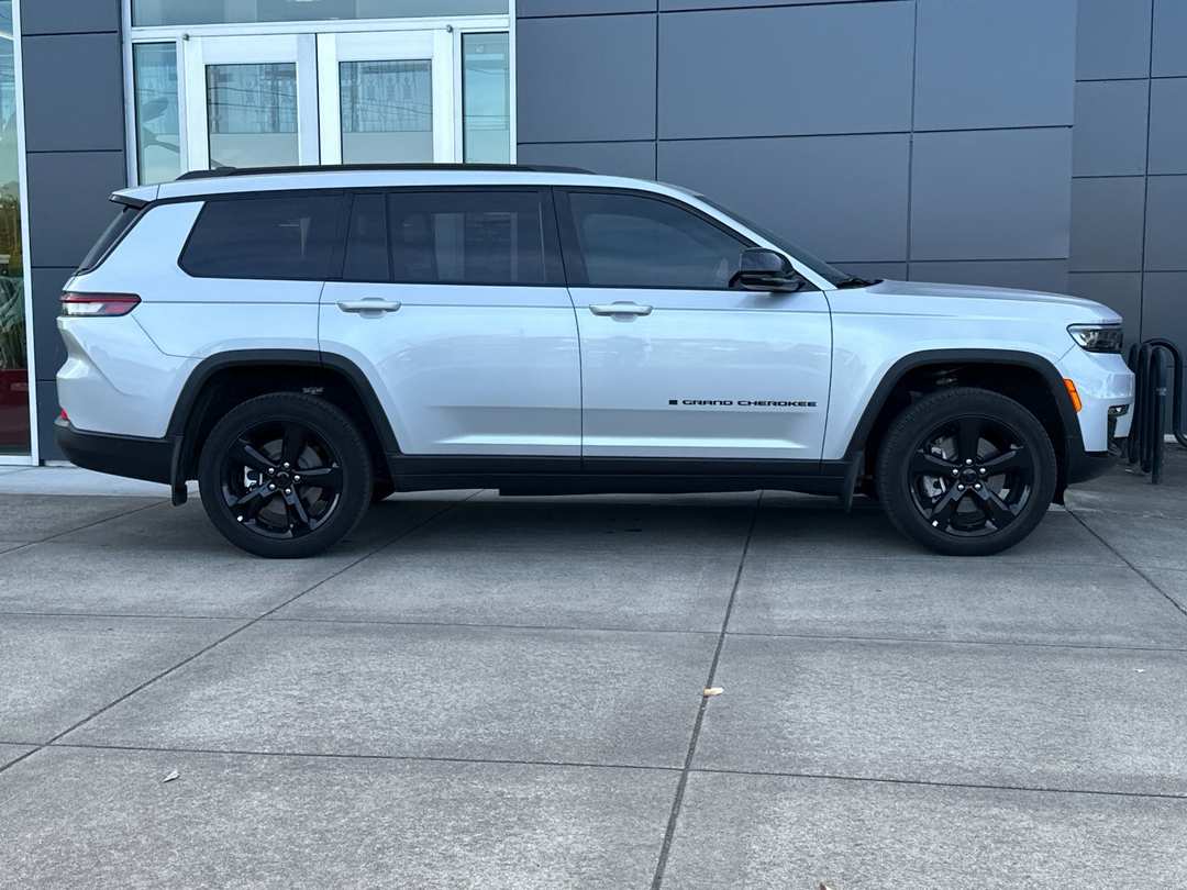 2025 Jeep Grand Cherokee L Limited - Image 3