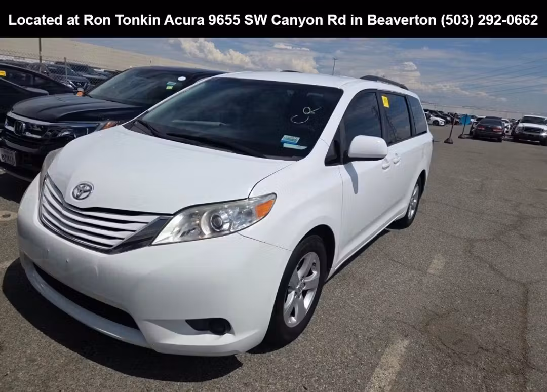 2017 Toyota Sienna LE - Image 3