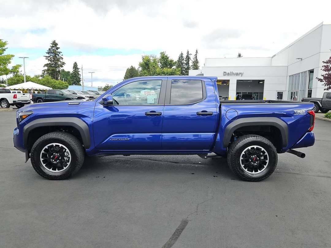 2025 Toyota Tacoma Hybrid TRD Off Road - Image 3