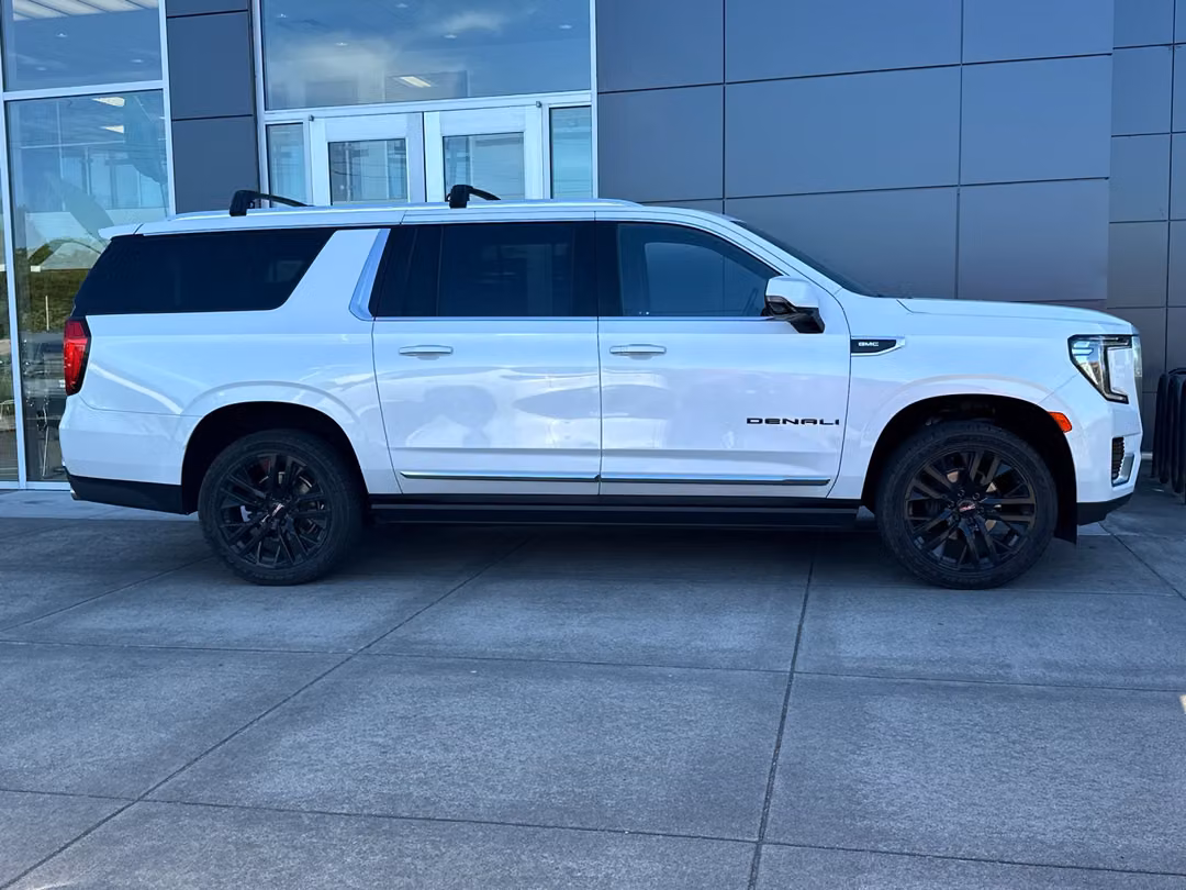 2022 GMC Yukon Xl Denali - Image 3