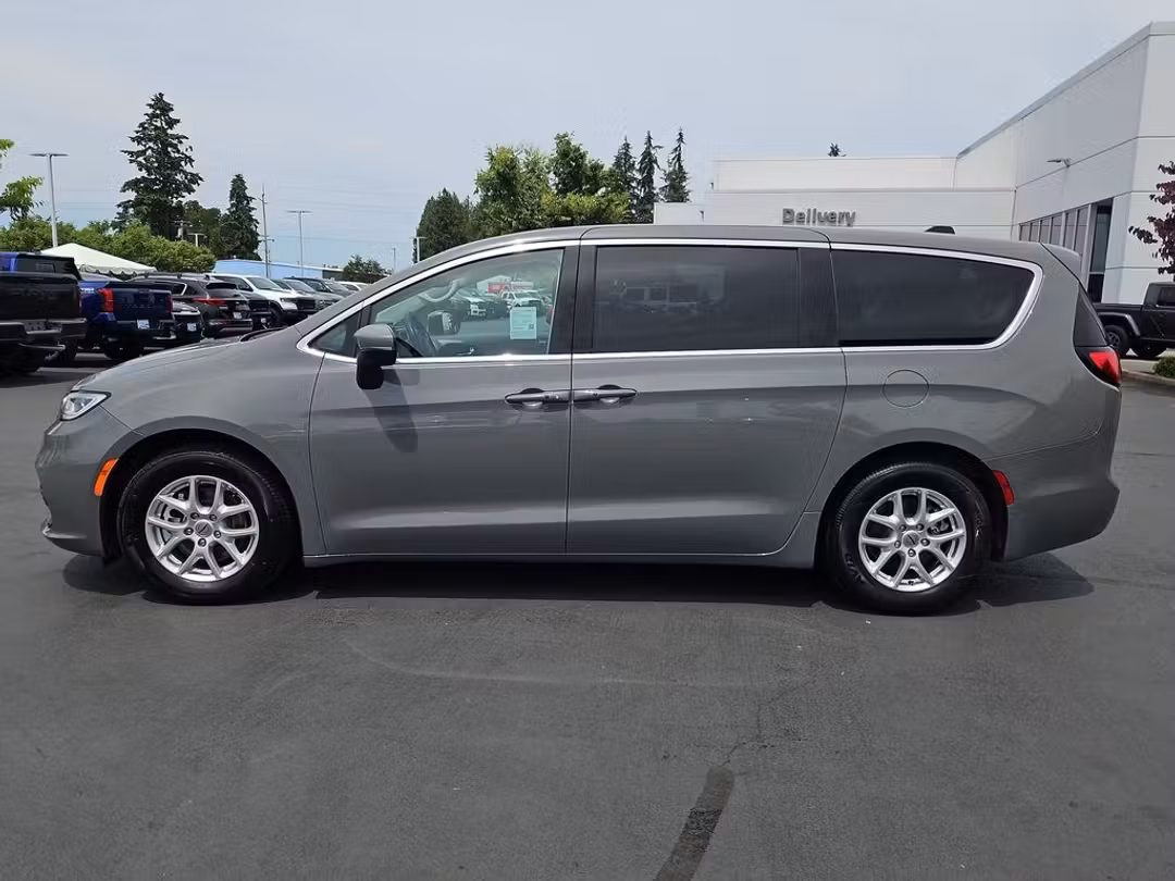 2023 Chrysler Pacifica Touring L - Image 3