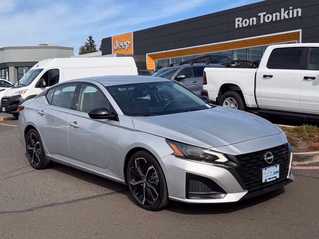 2023 Nissan Altima 2.5 SR - Image 2