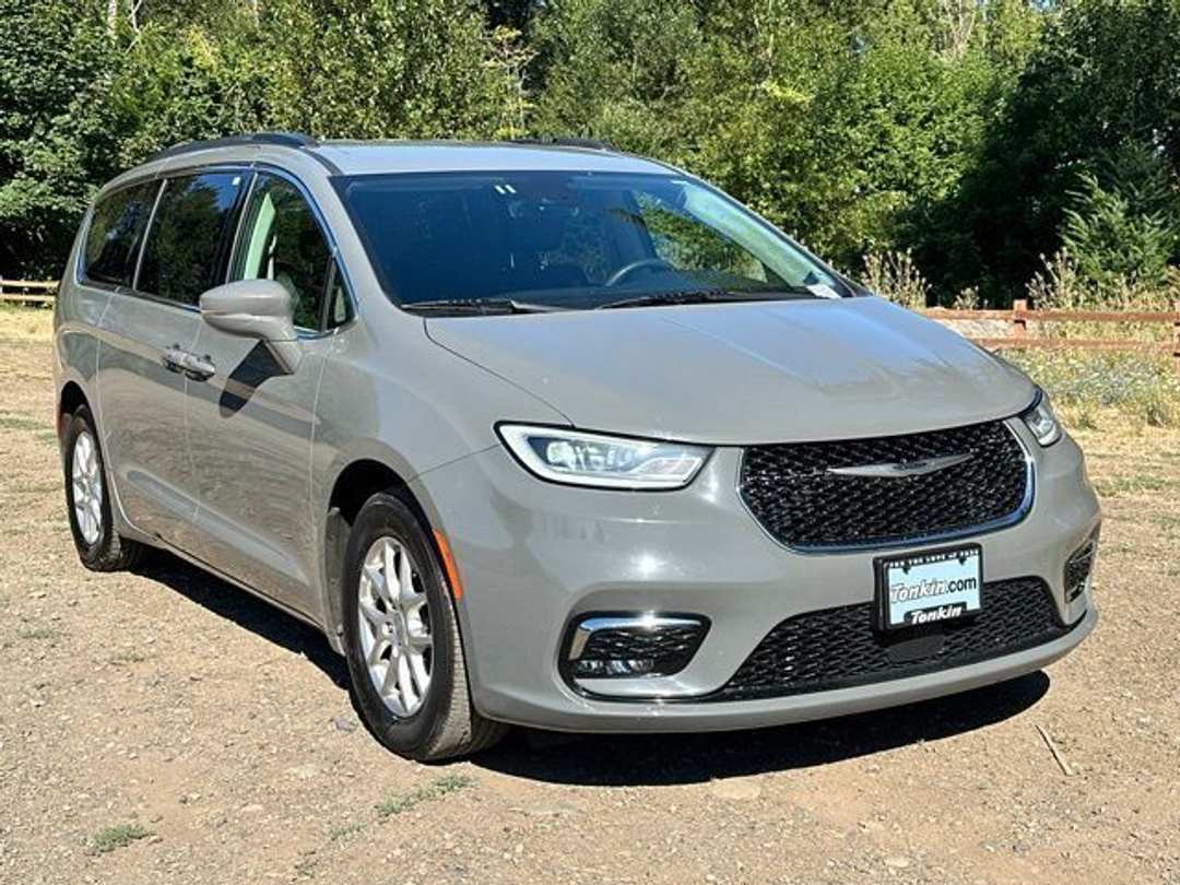 2022 Chrysler Pacifica Touring L - Image 2