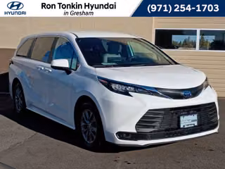 2025 Toyota Sienna LE