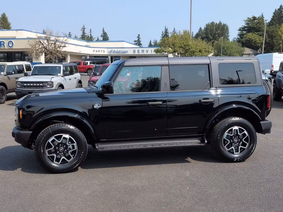 2026 Ford Bronco Outer Banks - Image 2