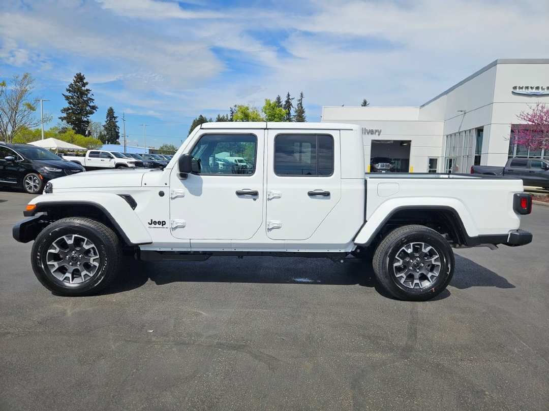 2026 Jeep Gladiator Sahara - Image 3