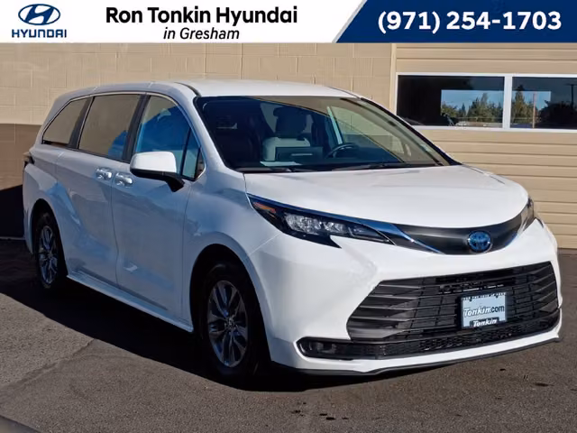 2025 Toyota Sienna LE