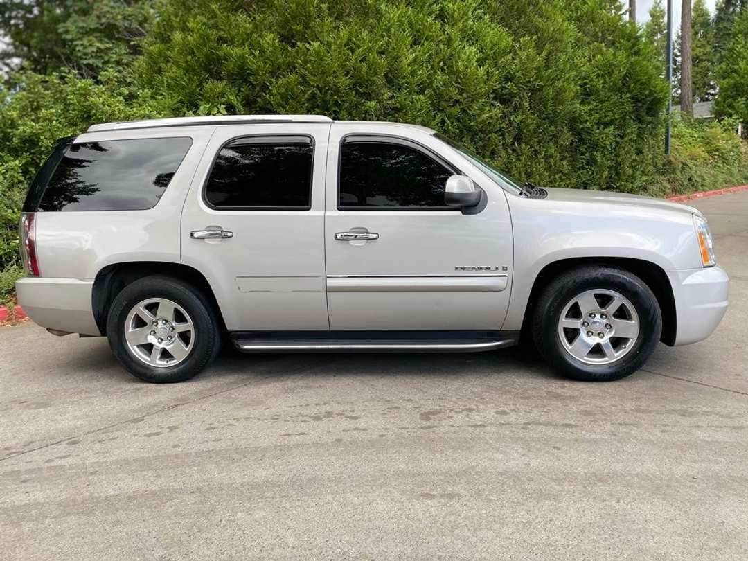 2007 GMC Yukon Denali - Image 2