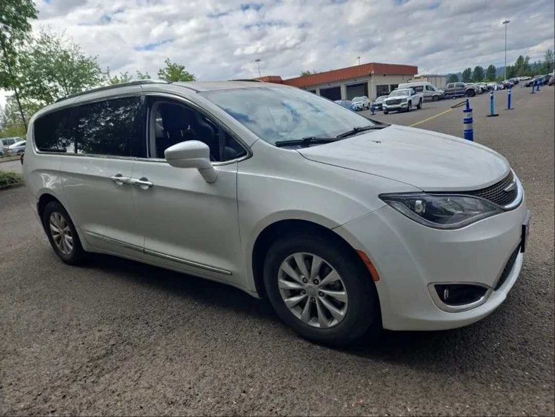 2019 Chrysler Pacifica Touring L - Image 2