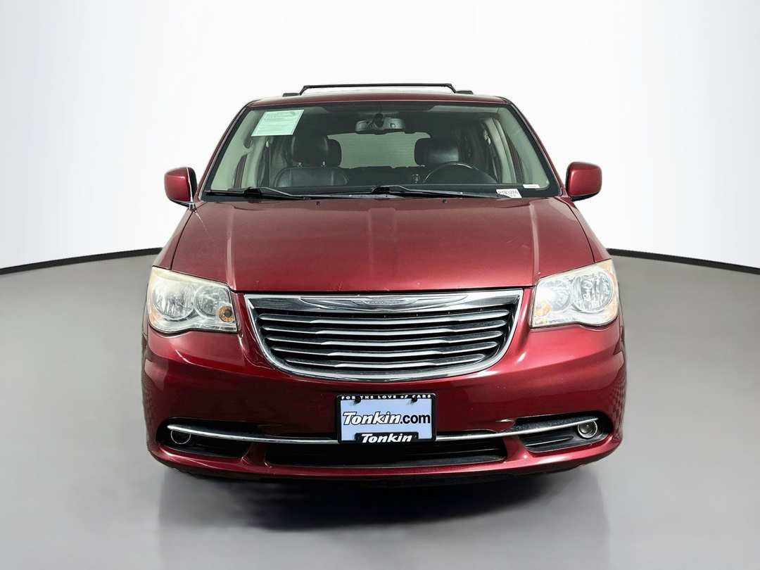2016 Chrysler Town & Country Touring - Image 2