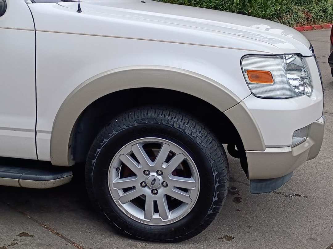 2010 Ford Explorer Eddie Bauer - Image 2