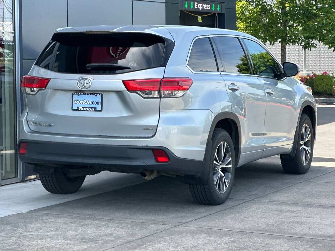 2017 Toyota Highlander LE - Image 3