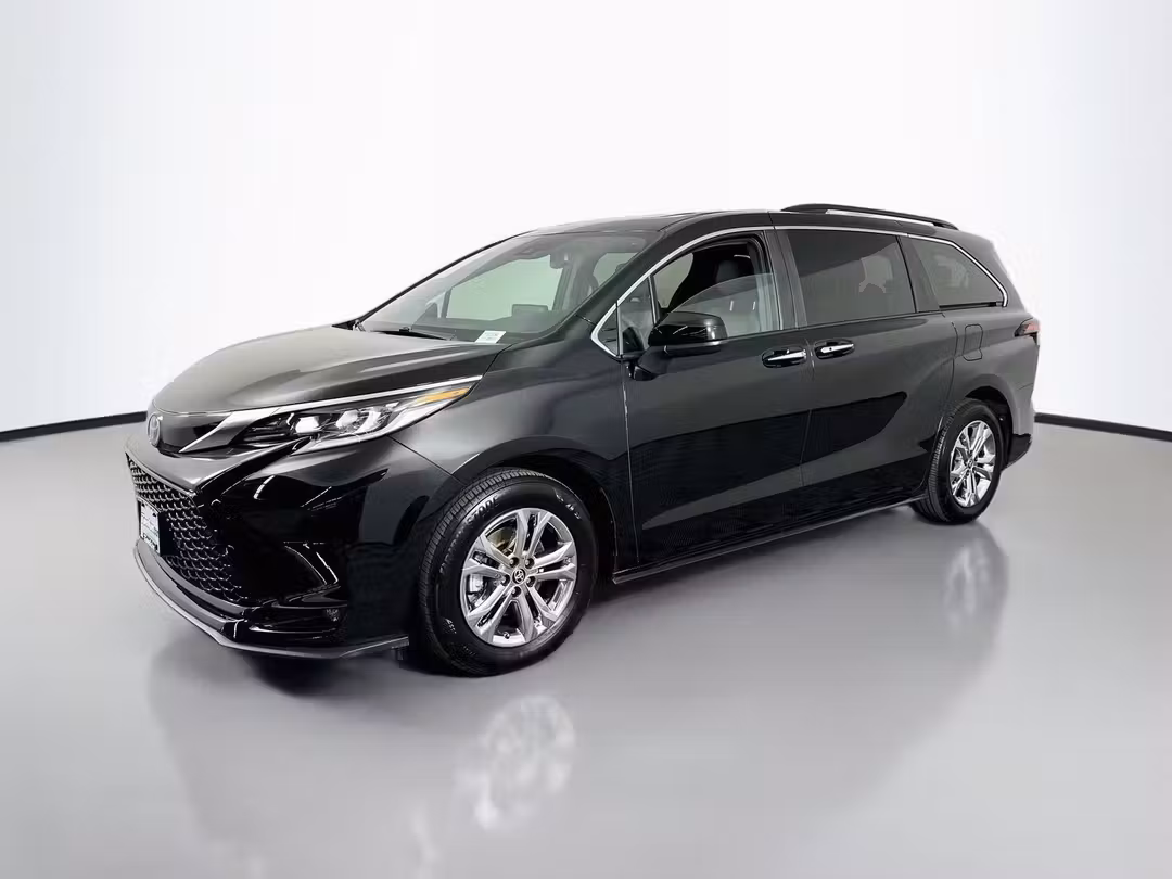2023 Toyota Sienna XSE - Image 3