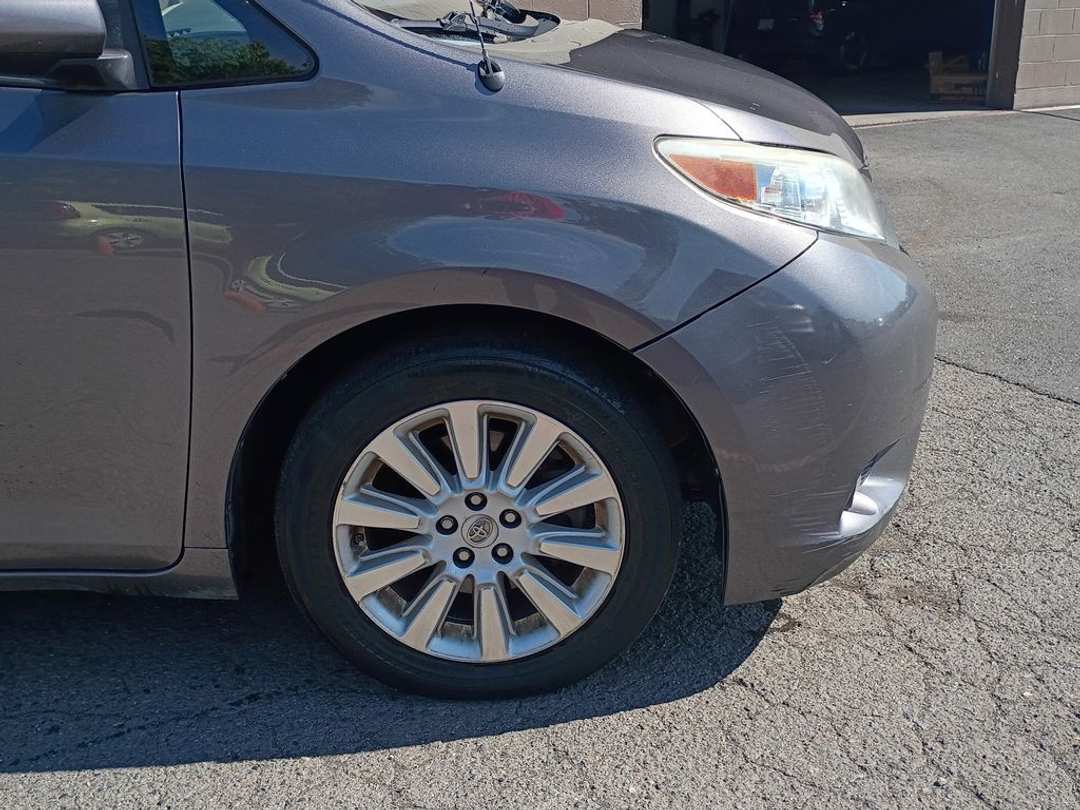 2014 Toyota Sienna XLE - Image 2