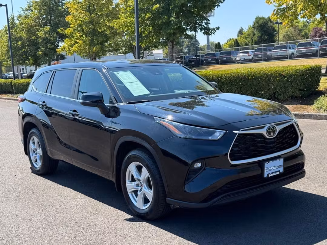 2024 Toyota Highlander LE - Image 2