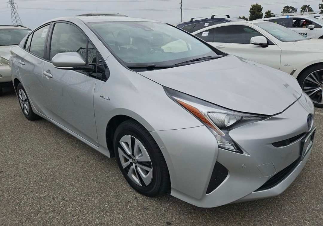 2018 Toyota Prius Three - Image 2