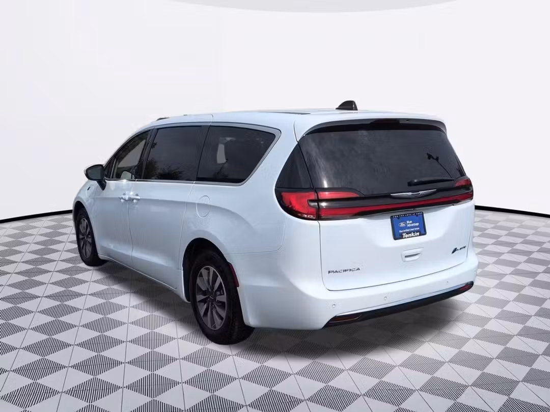 2023 Chrysler Pacifica Hybrid Touring L - Image 3