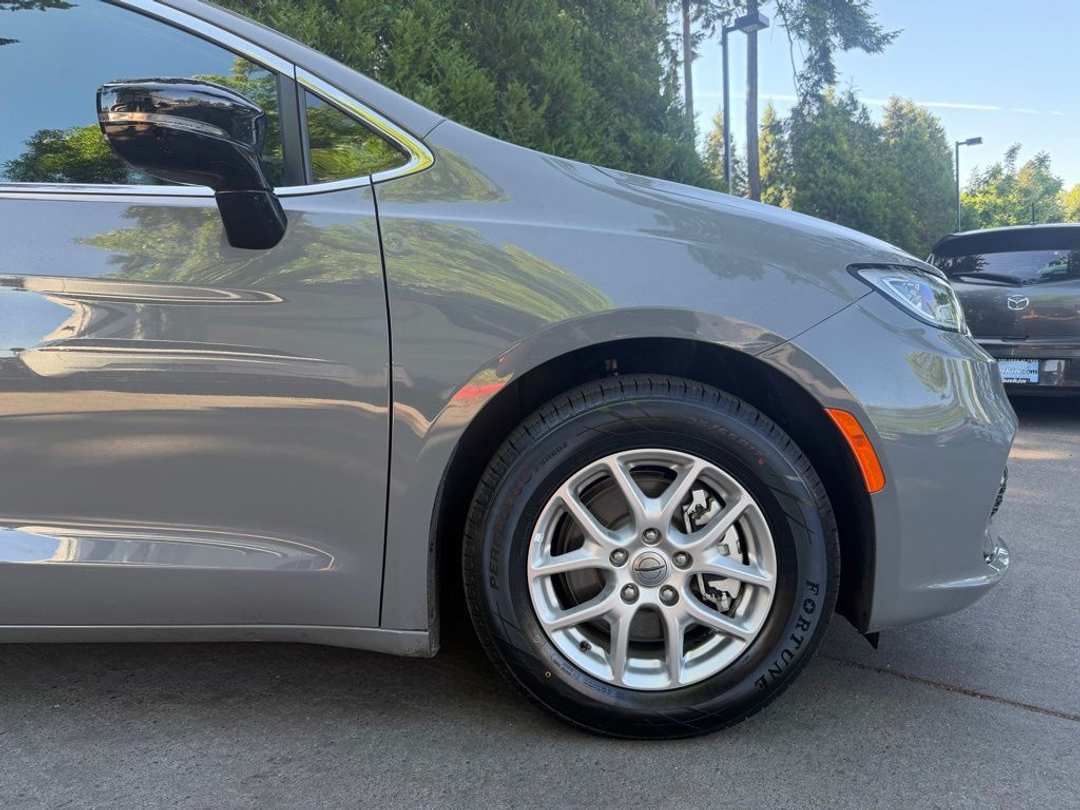 2025 Chrysler Pacifica Select - Image 3