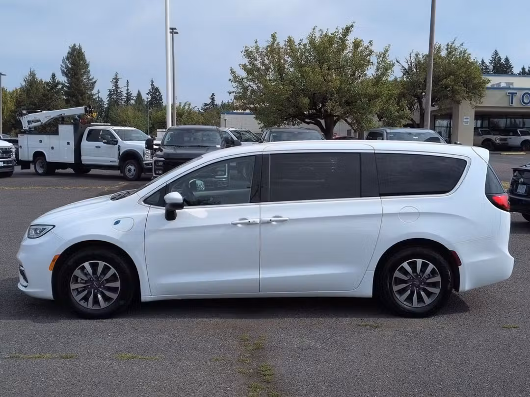 2023 Chrysler Pacifica Hybrid Touring L - Image 2