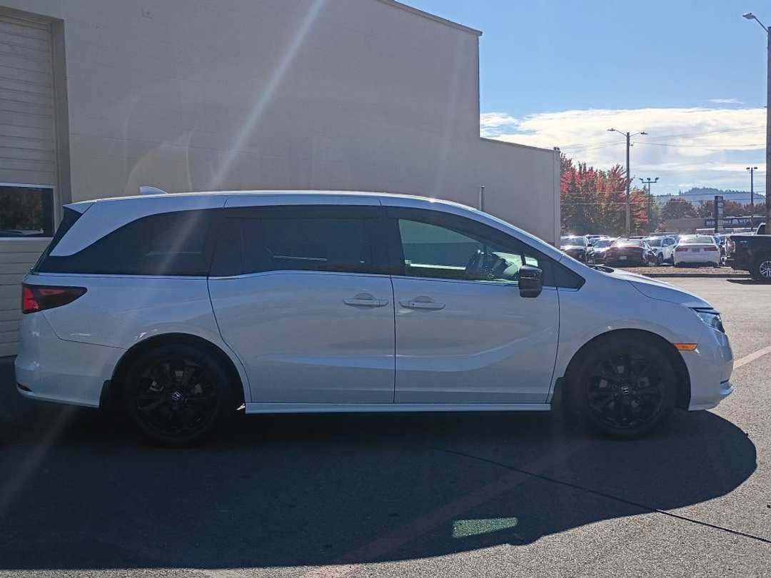 2023 Honda Odyssey Sport - Image 3